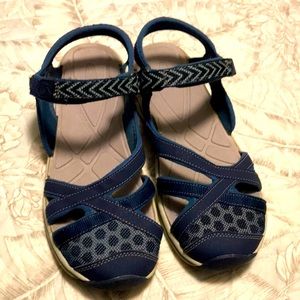Keen sport sandals. New 8 1/2. Adjustable ankle strap. Very light. Comport sole.